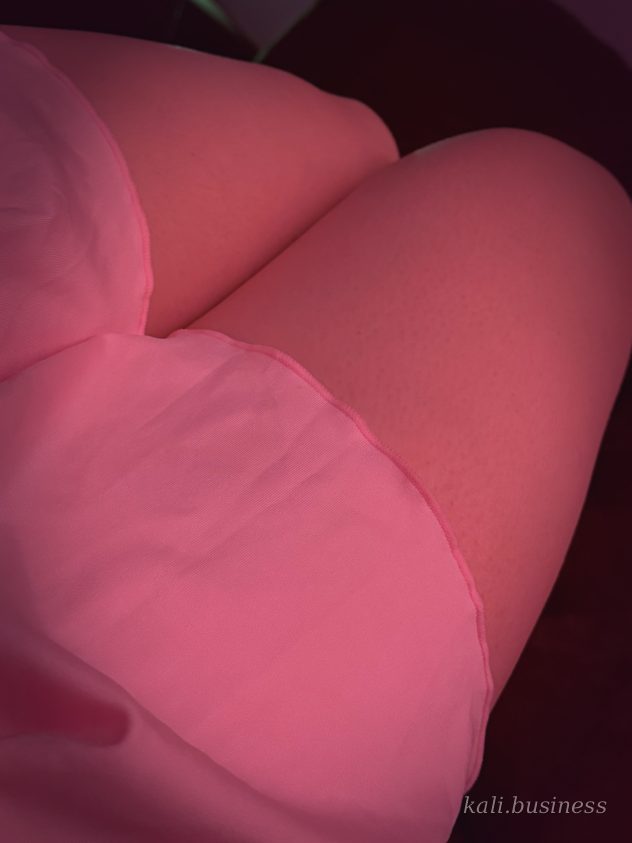 Kali im rosa Kleid