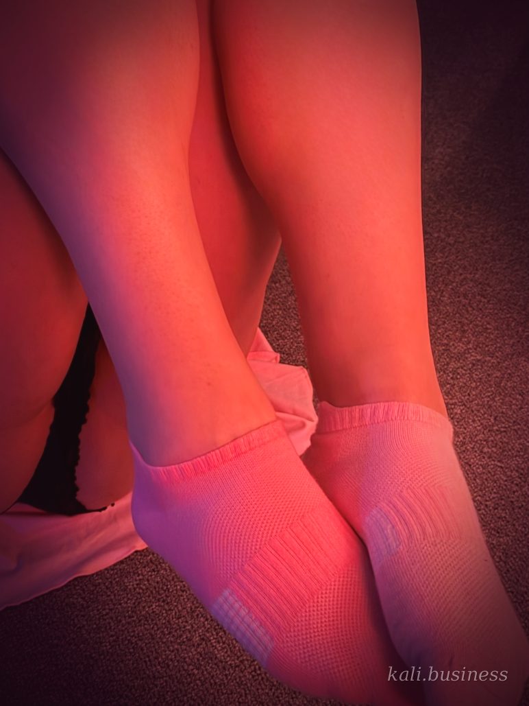 Kalis Beine in rosa Socken